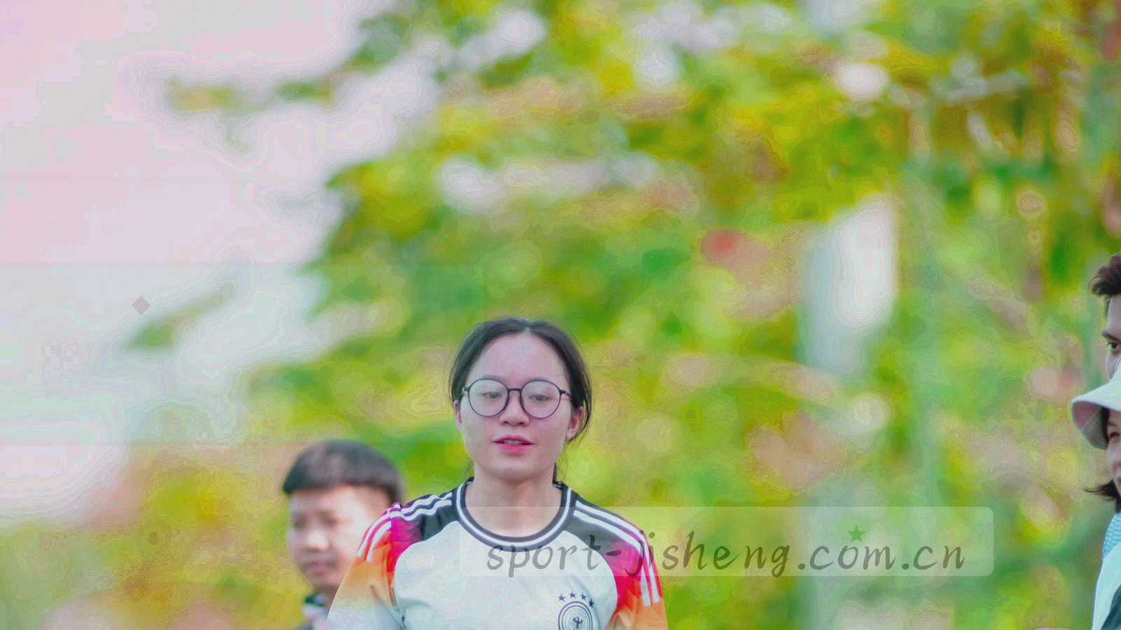球场边线俯拍构成的抽象封面，深绿底色上分布着白色线条与青色色块